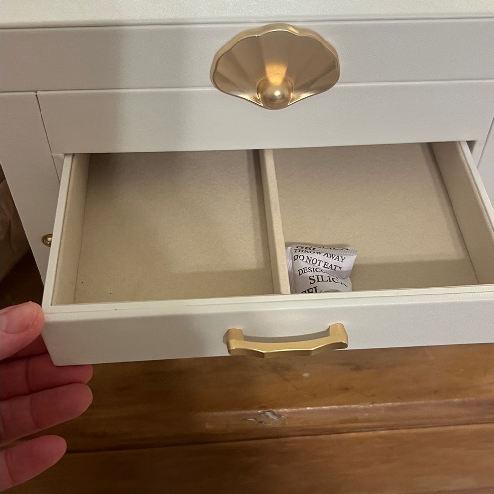 White Seashell Jewelry box with Gold Accents NWT - Picture 8 of 12